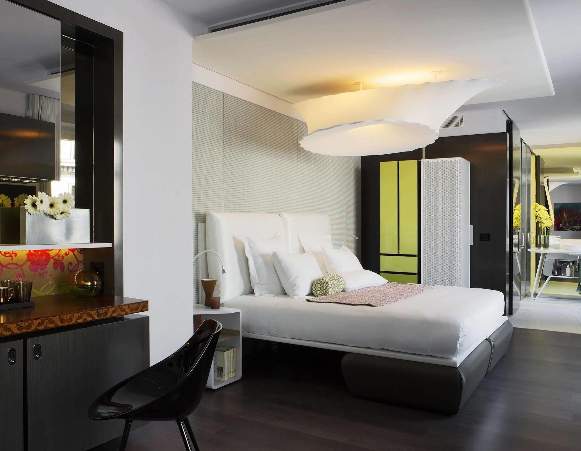Palazzo Matteotti, The Dedica Anthology, Autograph Collection Hotel Milan Room photo A bedroom at the Mandarin Oriental, Paris